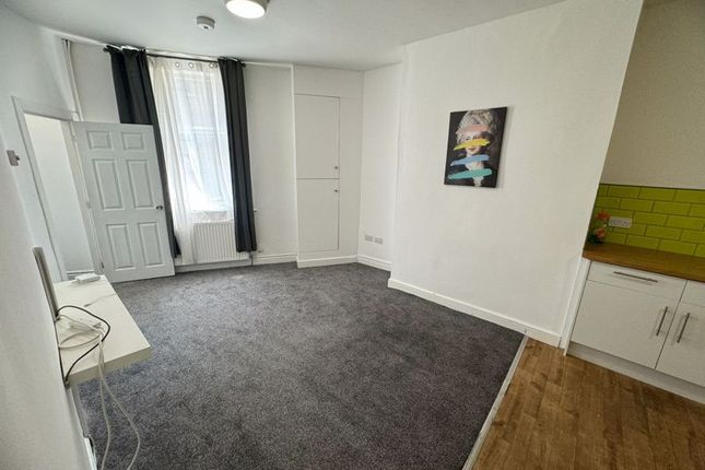 2, Moss Street, Huddersfield photo 4