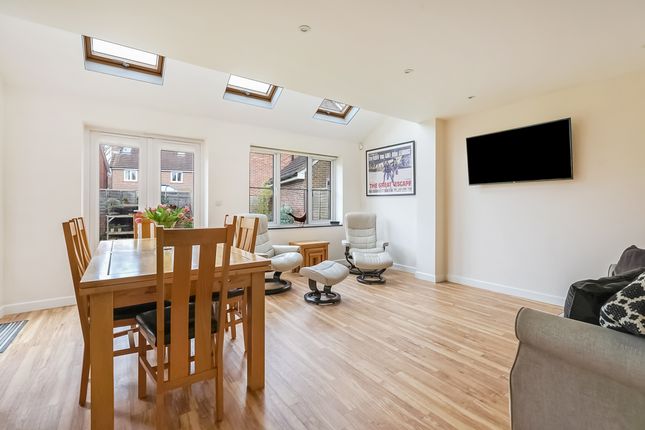 6, Clifton Close, Surrey photo 2
