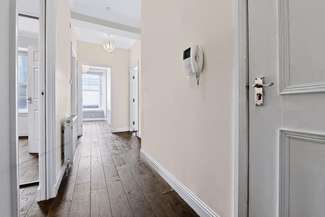 Flat 2, 121, High Street, Kirkcaldy photo 3