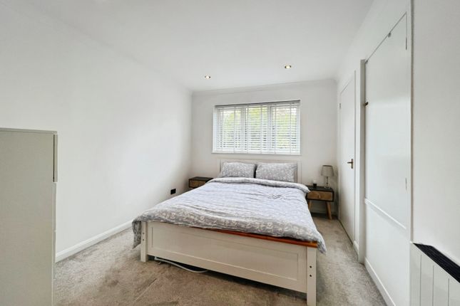 Arundel, The Heath, Appledore photo 4
