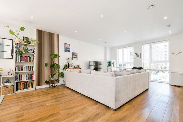 Flat 8, 31, Mahindra Way, London photo 3
