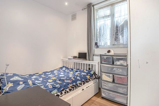 Flat to rent in Alexandra Gardens, London