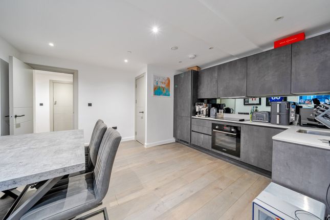 Flat 4 Rosemount House,, Rosemount Avenue, Surrey photo 4