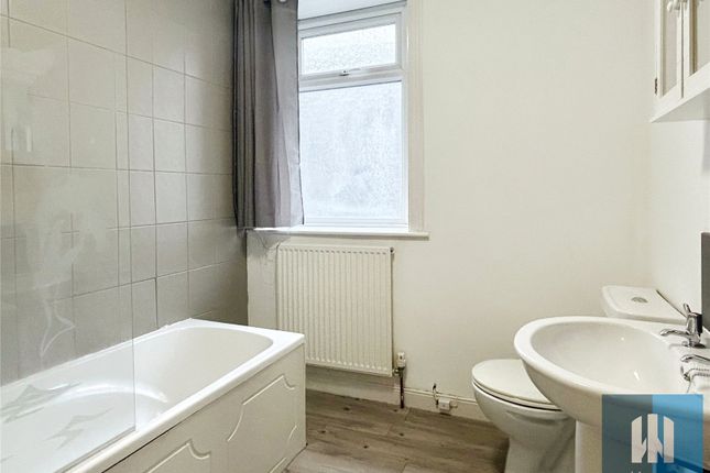 119, Longwood Gate, Huddersfield photo 4