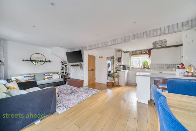 104, Haslemere Avenue, Surrey photo 2