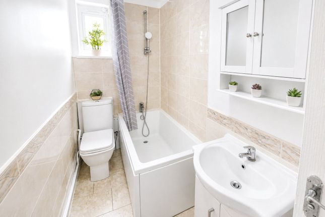 Flat 2, Rosewood House, 27, Rose Valley, Essex photo 4