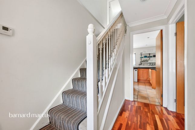 17, Woodall Close, Chessington photo 2