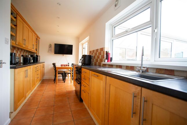 28, Ashcroft, Chard photo 2