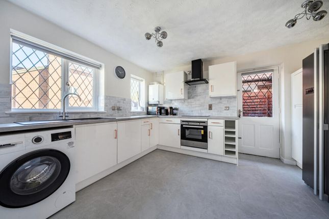 19, Winchcombe Close, Swindon photo 4