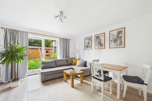 8 Magson Close, Nottingham photo 2