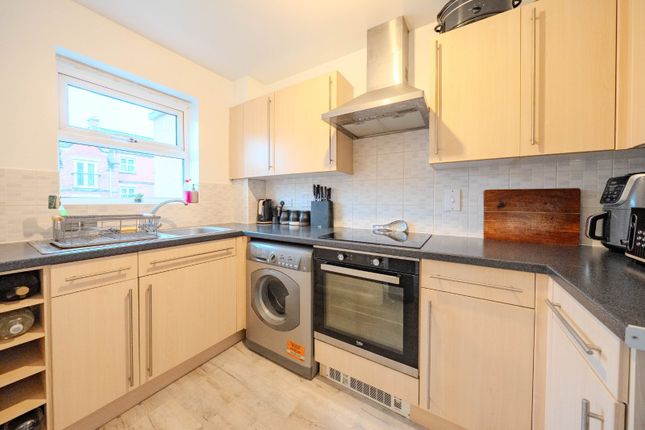 33, Whitehall Green, West Yorkshire photo 3