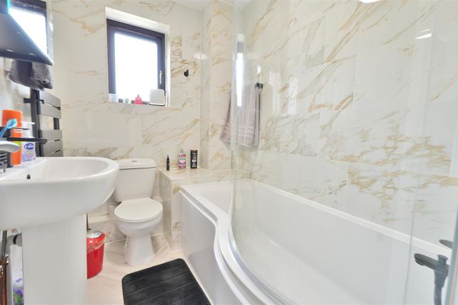 33, Pearl Gardens, Slough photo 3