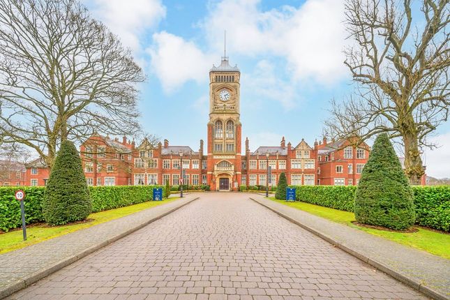 3-bed flat on Royal Connaught Drive, Hertfordshire, £3,000/mo