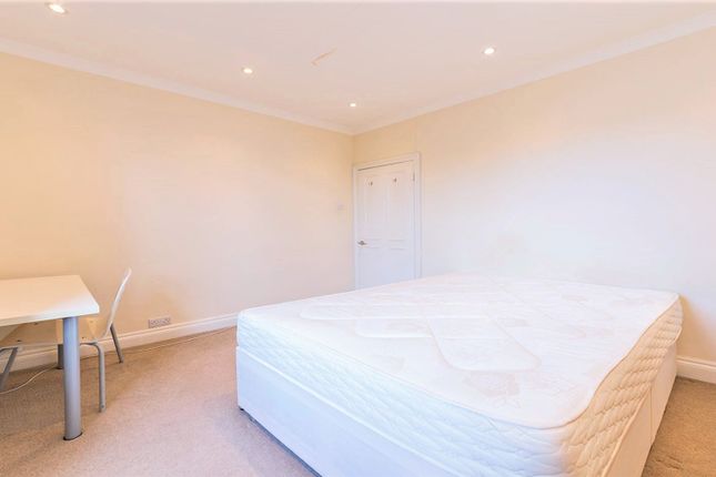 Flat 3, 132 Belsize Road, London photo 4