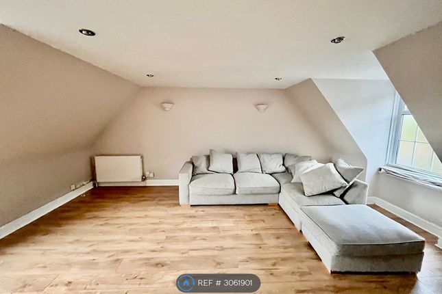 Flat E, Avondale Avenue, Esher photo 2
