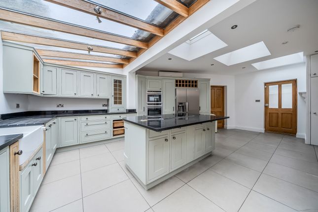 6, Oak Lodge Drive, Surrey photo 2