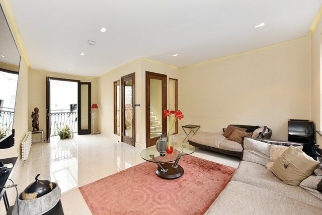 Thumbnail Terraced house to rent in Battersea Square, London
