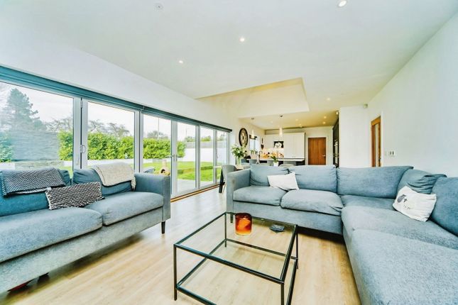 8, Laurel Court, Bridgend photo 2