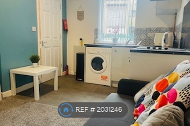 Flat to rent in Old Basford, Nottingham