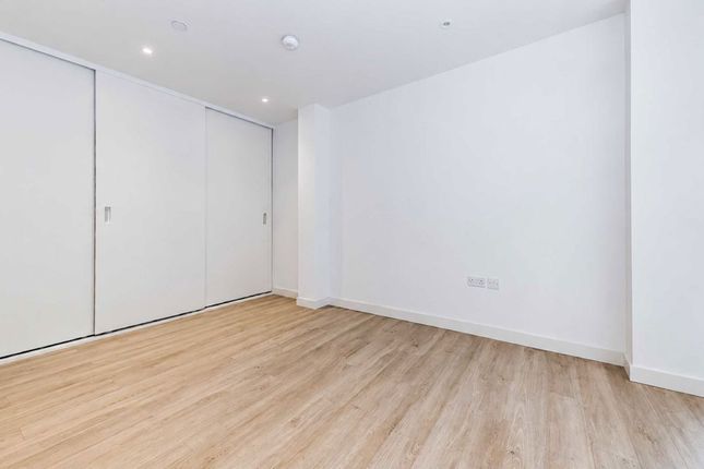 Flat 32, Kingly Building, 18, Woodberry Down, London photo 5
