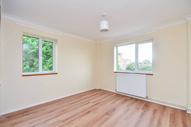 Thumbnail Flat to rent in Woodfarrs, Camberwell, London