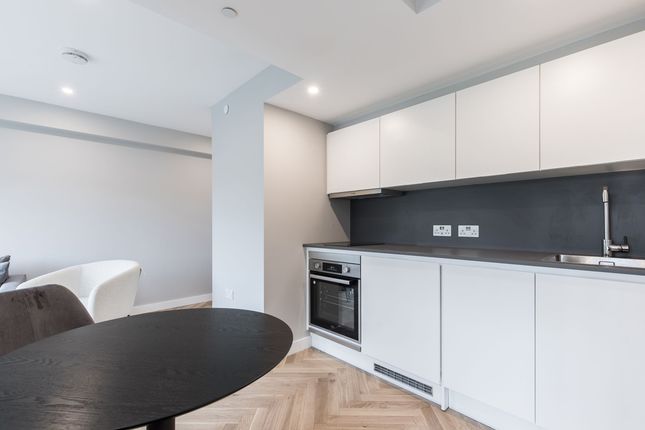 Thumbnail Studio to rent in Clapham Common North Side, London