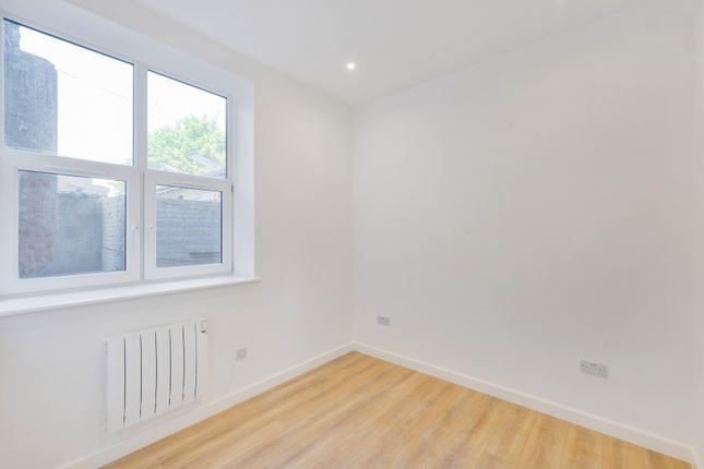 Thumbnail Flat to rent in York Parade, Great West Road, Brentford
