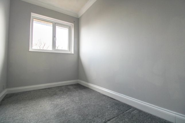 24, Redgrave Close, Surrey photo 3