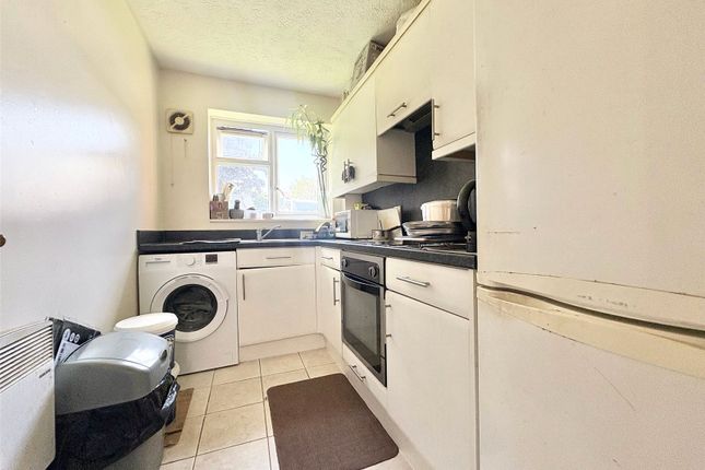 102, The Chantrys, Surrey photo 3