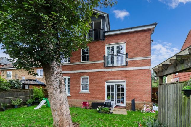 2-bed flat on 6 The Limes Bridge Road, Kings Langley, £285,000