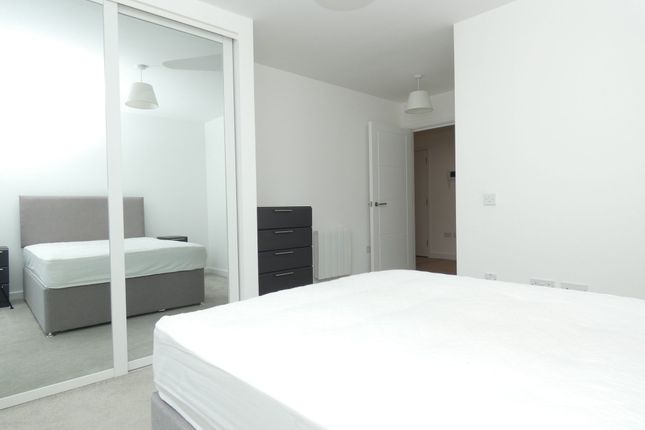 Flat to rent in Leacon Road, Kenmore Place