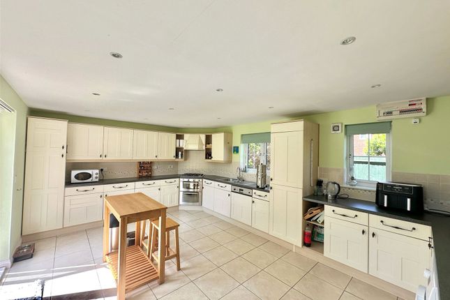 4, Patricia Close, Somerset photo 3