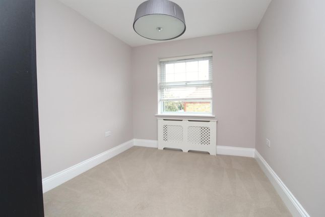 Flat to rent in Fawn Heights, Stag Lane, Buckhurst Hill