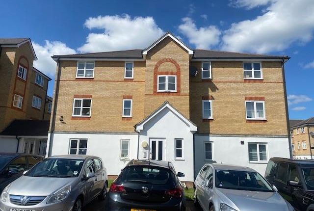 Flat to rent in Clarence Close, Barnet, London