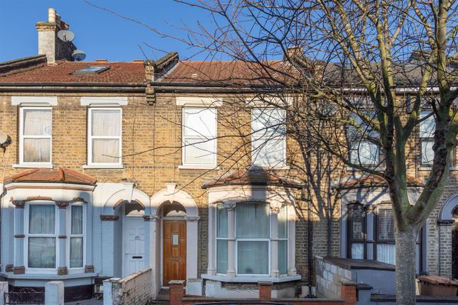 Thumbnail Flat for sale in Leslie Road, London