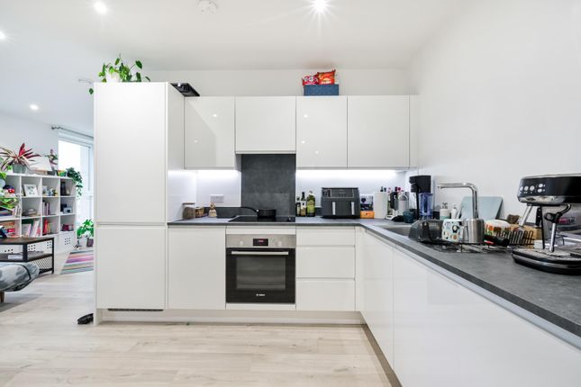 Flat 127 Falconbrook Gardens 17, Silvertown Way, London photo 3