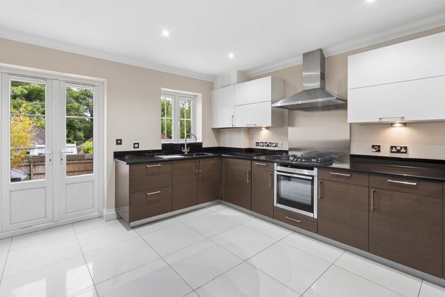 63 Hillside Gardens, Amersham photo 3