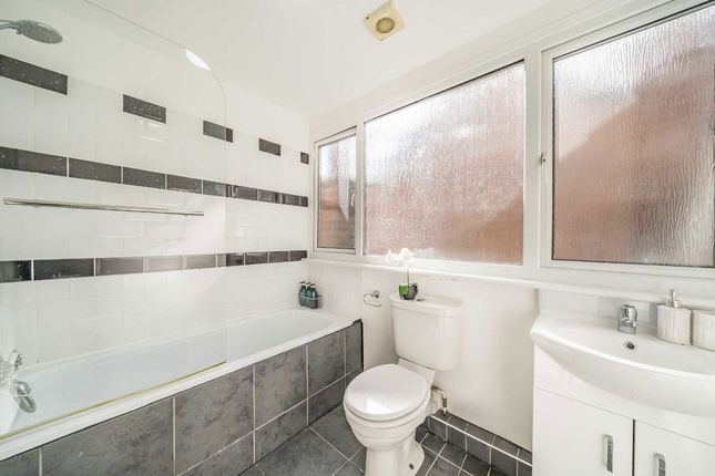First Floor Flat, 48, Athlone Road, London photo 4