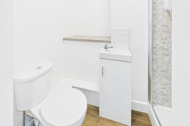 51b Victoria Road, Middlesex photo 4
