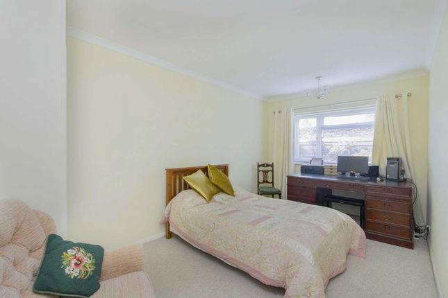 12A, Ash Tree Close, Surbiton photo 5