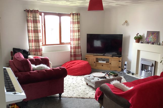 3, Ratcliffe Court, Frinton On Sea photo 2