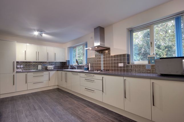 16, Manor Park, Beverley photo 2