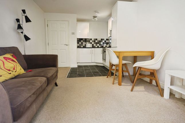 3 Fraser Court, Bournemouth photo 3