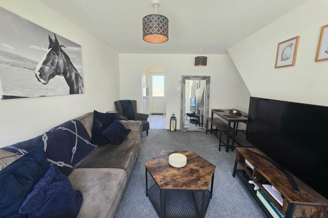 Oak Tree Court, Bridgend photo 3