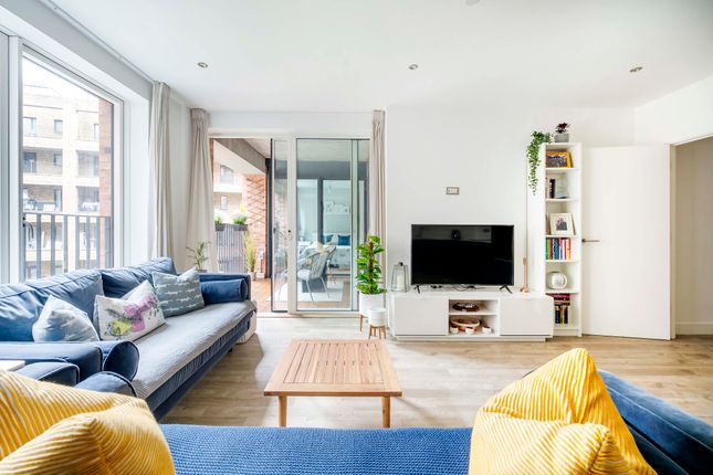 Flat for sale in Rookwood Way, London