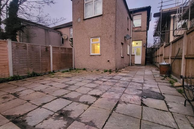 Flat to rent in The Drive, Ilford