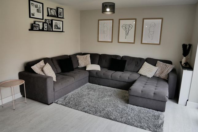 8, Clover Grove, Calne photo 5