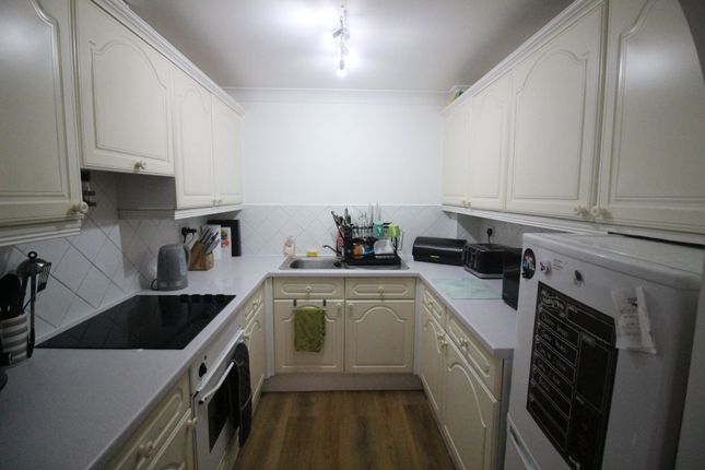 Flat to rent in Millway Road, Andover, Hampshire