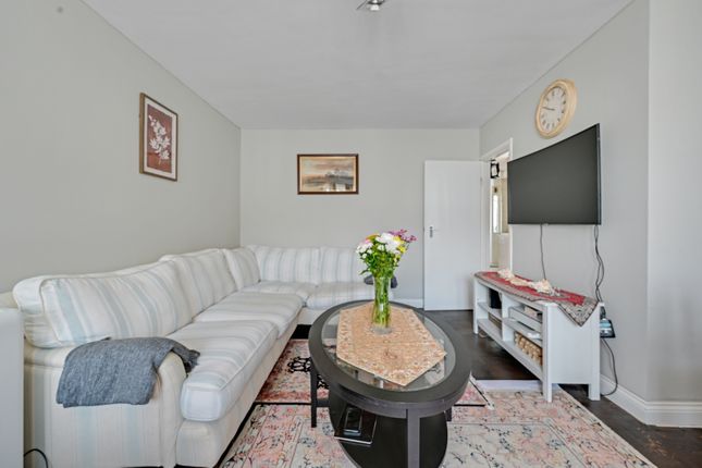 Flat 43 Byron Way, Northolt, London photo 4