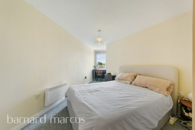 Flat for sale in Effra Parade, London